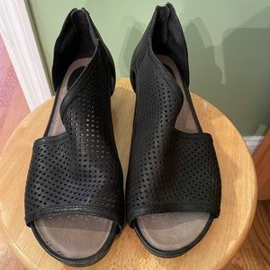 Black hardly worn open toe Earth shoes size 9.  Very comfortable and stylish .